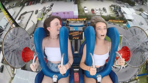 Blondine krijgt niet veel mee van haar ritje in de slingshot als ze steeds nokkie gaat