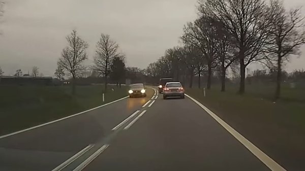 Tokkiechauffeur mist op het nippertje een tegenligger na bekrompen inhaalactie op de weg in Almelo