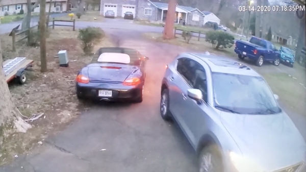 30-jarige vrouw probeert haar auto soepeltjes uit te parkeren
