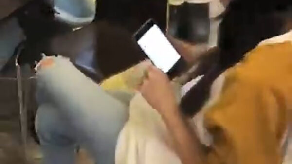 Altijd fijn zo'n gat in je spijkerbroek