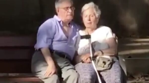 Opa laat in het openbaar zien dat hij er nog wel zin in heeft