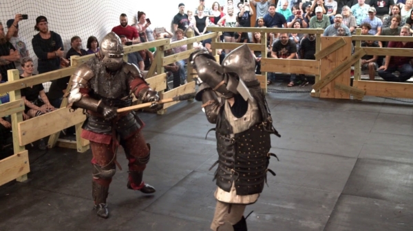 Deze twee ridders houden zich niet in tijdens een bruut Middeleeuws bijlgevecht