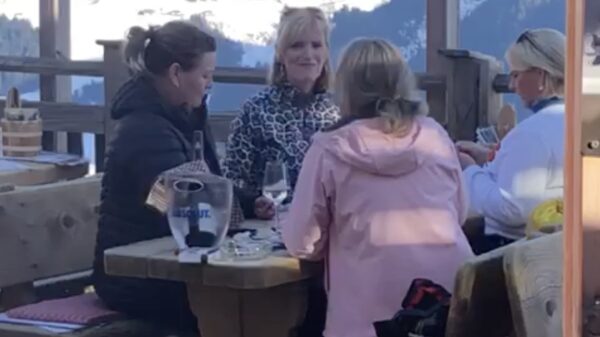 Lekker potje kaarten tijdens optreden van Mental Theo in Hinterglemm