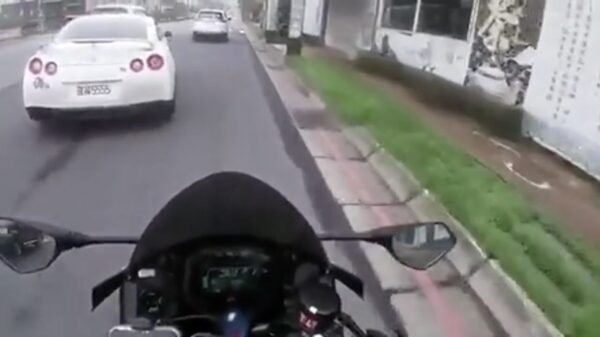 Motorrijder besluit een stukje te racen met een Nissan GTR en krijgt vrij snel spijt