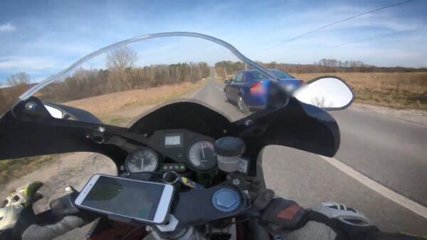 Motorrijder wordt tijdens inhaalactie de berm in gebeukt door onoplettende automobilist