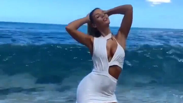 Fotoshoot op het strand valt compleet in het water als dit 'model' even niet oplet