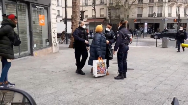 Franse mademoiselle probeert politieagenten weg te jagen door op ze te hoesten
