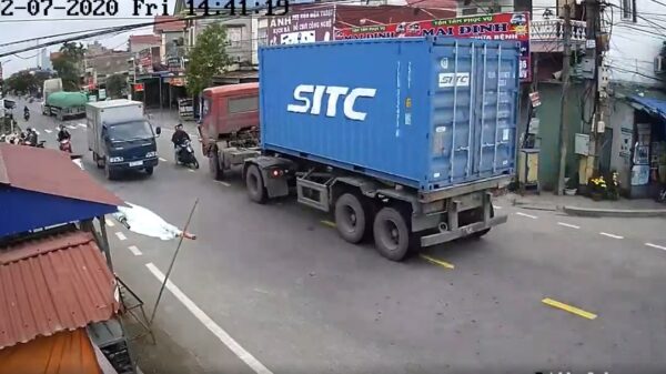 Vietnamezen op brommer hebben godsgruwelijk veel geluk tijdens deze flipperkast