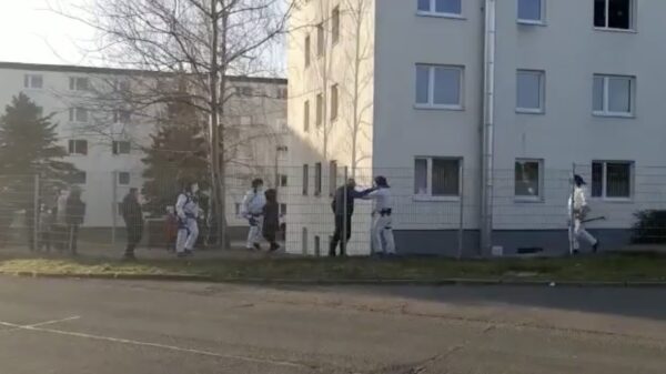 Asielzoekers worden in Duitsland in onvrijwillige quarantaine geplaatst als ze niet luisteren