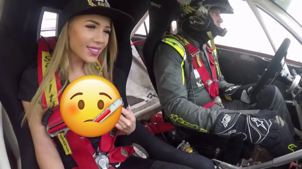 Vrouwelijke racefanaten worden flink door elkaar geschud in rallyauto's