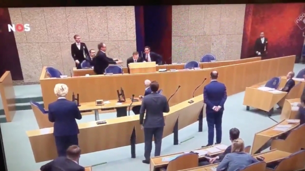 Video: minister Bruno Bruins zakt in elkaar tijdens het coronadebat