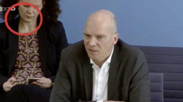 Deze Duitse persconferentie krijgt een nogal onverwachtse wending