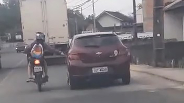 Motorrijder wordt ondersteboven gereden nadat hij de spiegel van een auto eraf slaat