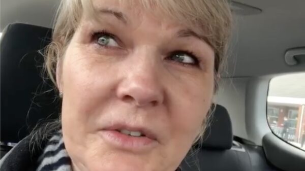 Britse verpleegster Dawn Bilbrough in tranen als ze geen eten kan kopen na dienst van 48 uur