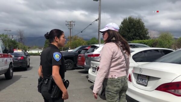Vrouw valt ambulancepersoneel lastig omdat ze niet weg kan met haar auto