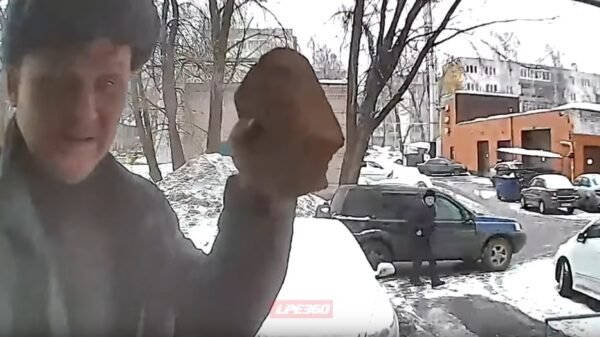 Dimitri is zijn huissleutels vergeten, maar probeert toch binnen te komen