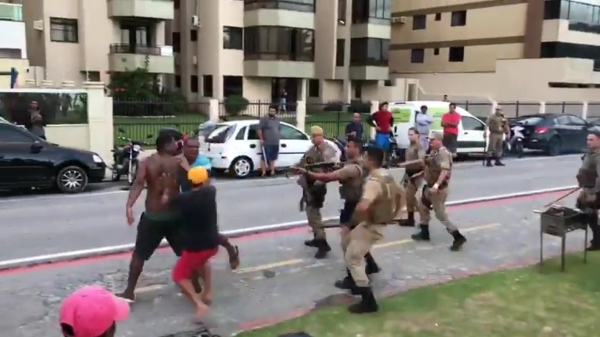 Braziliaanse politie rost mensen hardhandig het strand af tijdens lockdown