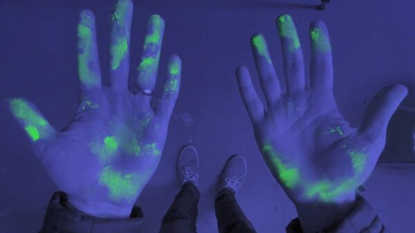 Deze demonstratie laat duidelijk zien hoe makkelijk bacteriën zich verspreiden