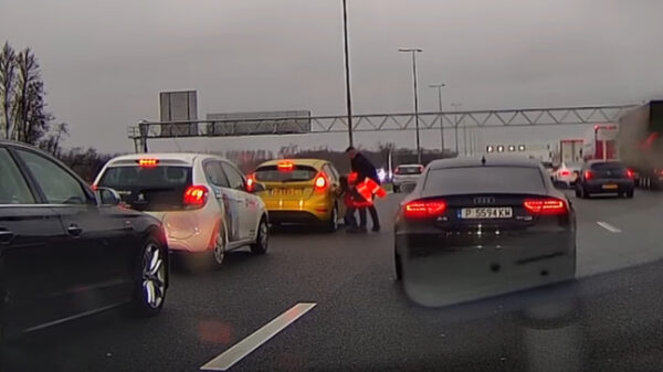 Aso van de week sleept tijdens file een peuter over de snelweg