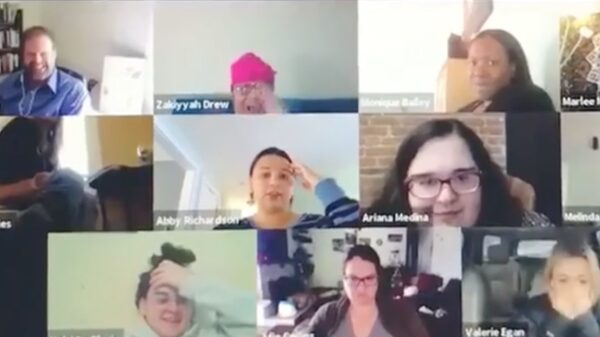 Thuiswerkende Jennifer vergeet haar videomeeting en gaat doodleuk zitten kakken