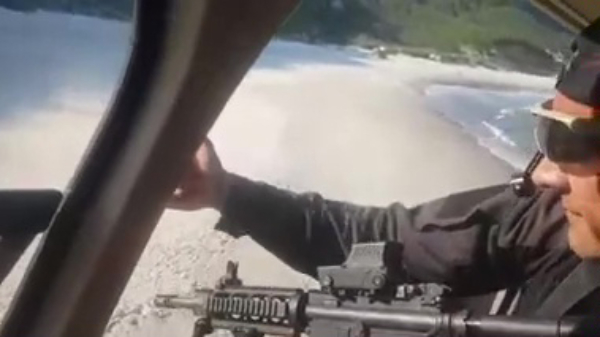 Braziliaanse politie gebruikt helikopters om mensen letterlijk van het strand te blazen