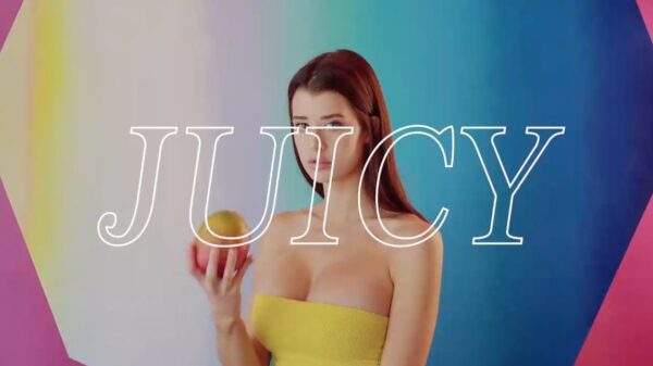 Aantrekkelijke knoeipot geniet intens van haar gezonde vruchten