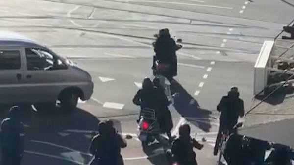Bestuurder van een bestelbus reed gistermiddag op drukke kruising bewust op een scooter in