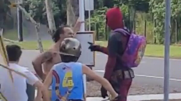 Even bij de bushalte knokken met Deadpool