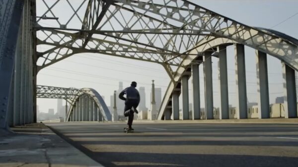 Skateboarden in een verlaten Los Angeles tijdens een grote pandemische uitbraak