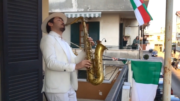 Saxofonist Daniele Vitale Sax speelt 'Bella Ciao' op balkon tijdens de lockdown in Italië