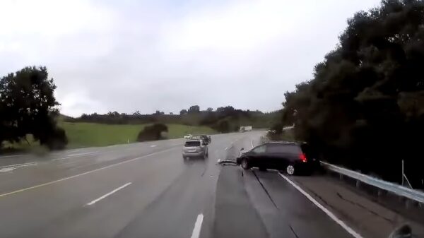 Oplettende vrachtwagenchauffeur weet glijdende automobilist ternauwernood te ontwijken
