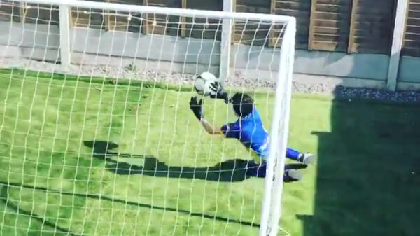 Keepertje weet zich prima te vermaken tijdens de thuisquarantaine