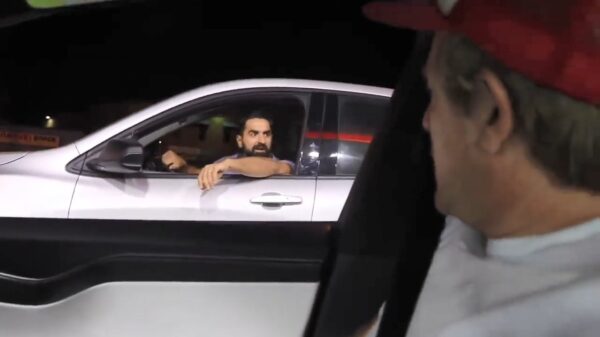 Automobilist wordt afgesneden en reageert zich af op een onschuldige corpulente passagier