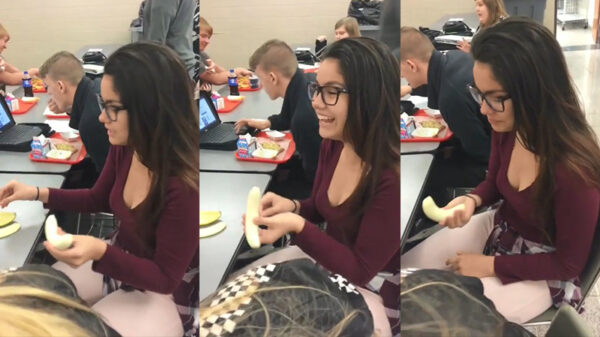 IJverige studente laat in de pauze zien wat ze allemaal heeft geleerd