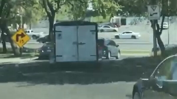 Verkeershufter belandt dwars op de weg dankzij portie karma en een PIT-manoeuvre