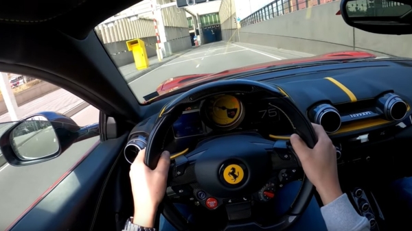 Het heerlijke geluid van een Ferrari 812 die plankgas door een tunnel blaast