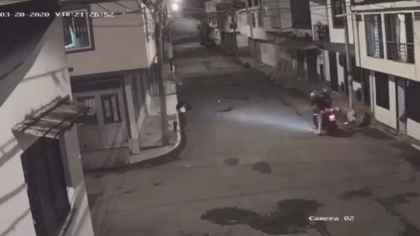 Fastfoodbezorger op scooter wil niet te laat zijn en neemt binnendoorweg