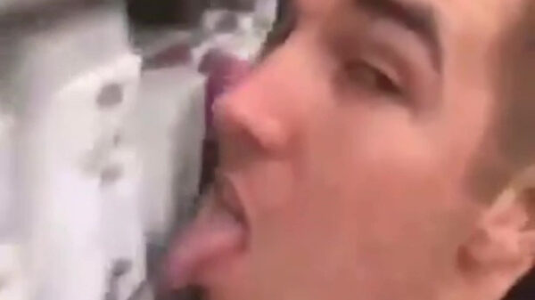 Mafklapper vindt het lekker om deoflessen te lebberen