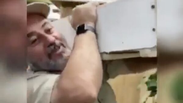 Even mama-slang wakker maken voor het ontbijt