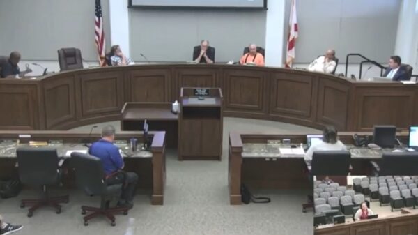 Amerikaanse ambtenaar beweert dat je het coronavirus kunt doden met een föhn in je strot