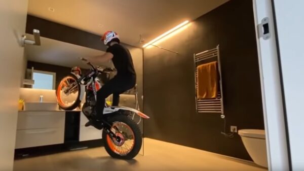 Trailrijder Toni Bou vermaakt zich prima nu ook hij thuis in quarantaine zit vanwege het coronavirus