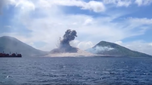 De vulkaanuitbarsting van de Mount Tavurvur zorgt voor een krachtige schokgolf
