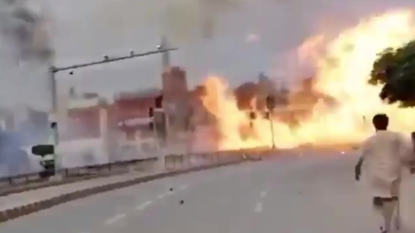 Lekkende gastanker zorgt in Pakistan voor bizarre explosie, weinig slachtoffers dankzij lockdown