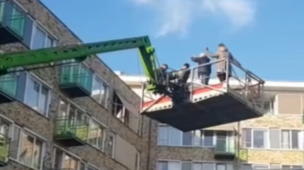 Oma feliciteren terwijl ze in quarantaine zit? Kan prima met een hoogwerker