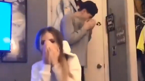 Vriendin heeft een kleine verrassing voor d'r vriend