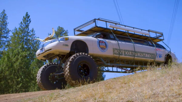 Handige Harry bouwt deze ontzettend onpraktische off-road monsterlimousine