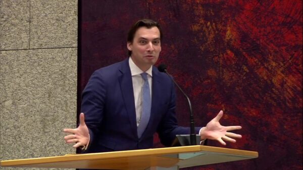 Poppenkast: Thierry Baudet zet Rob Jetten flink voor schut in de Tweede Kamer