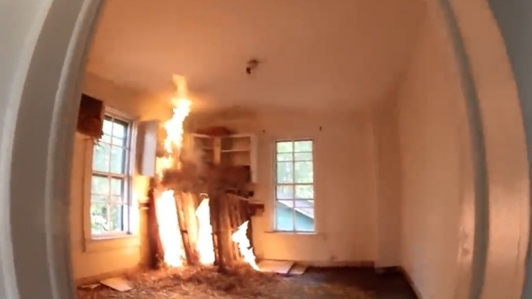 Brandweer geeft duidelijke demonstratie hoe snel brand zich in huis verspreidt
