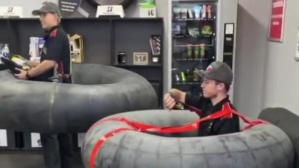 Social distancing in een garage gaat stukken makkelijker met trekkerbanden