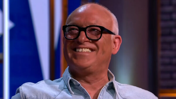 René van der Gijp moet zichzelf schminken omdat de visagie vanwege de corona thuisblijft